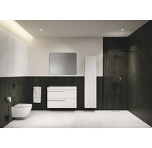 Moderne badkamer met toilet, wastafel, spiegel en douche