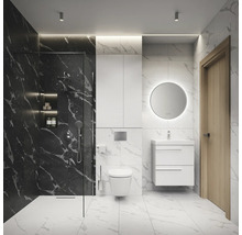 Lichte badkamer met douche, wastafel, spiegel en toilet.