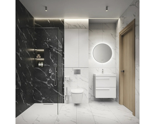 Lichte badkamer met douche, wastafel, spiegel en toilet.