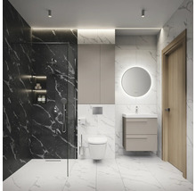 Moderne badkamer met douche, wastafel, spiegel en toilet