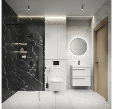 Moderne badkamer met douche, toilet, wastafel en spiegel