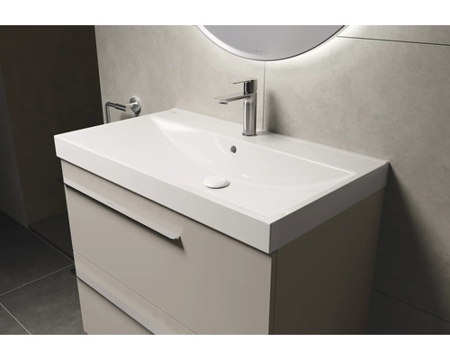 Wastafelmeubel met wastafel en kraan in de badkamer