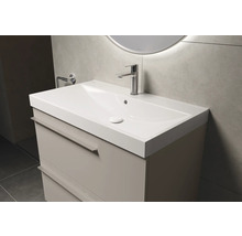 Wastafel met onderkast en kraan in de badkamer