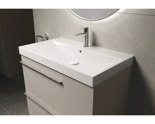 Wastafel met onderkast en kraan in de badkamer