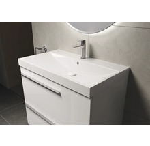 Badkamer met witte wastafelonderkast en kraan