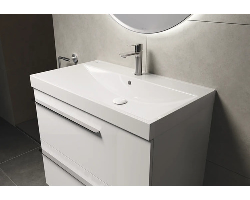 Badkamer met witte wastafelonderkast en kraan