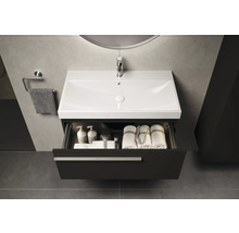 Moderne badkamer met wastafel, onderkast met lade, handdoeken en toiletartikelen