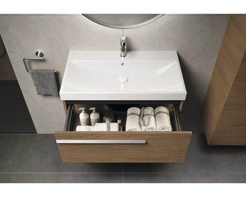 Badkamer met wastafel, kraan, handdoekhouder en open onderkast