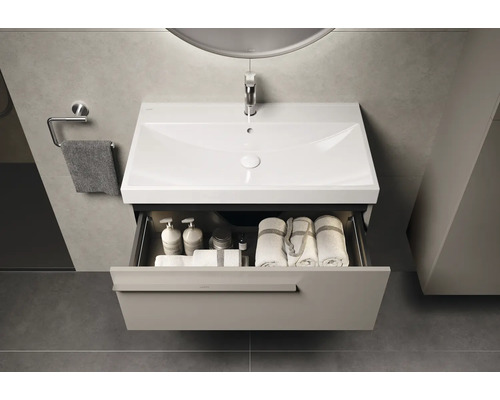 Wastafelonderkast met open lade, handdoeken en verzorgingsproducten