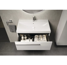 Badkamer wastafelonderkast met open lade, inclusief handdoeken en badartikelen.