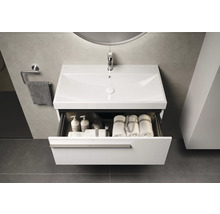 Wastafelmeubel met open lade gevuld met handdoeken en badartikelen