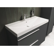 Wastafel met onderkast, kraan en zeepdispenser in de badkamer