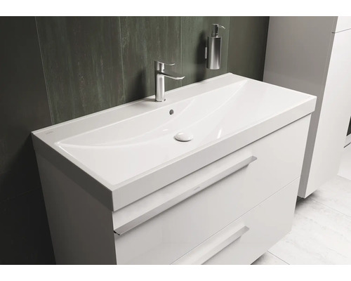 Wastafelonderkast met wastafel, kraan en zeepdispenser in de badkamer