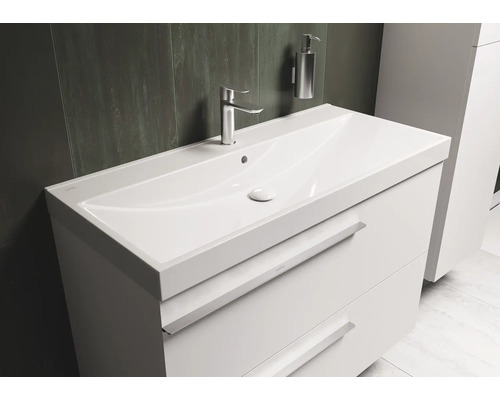 Witte wastafelonderkast met wastafel, kraan en zeepdispenser