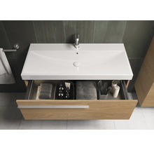 Wastafelmeubel met open lade, handdoeken en cosmetica