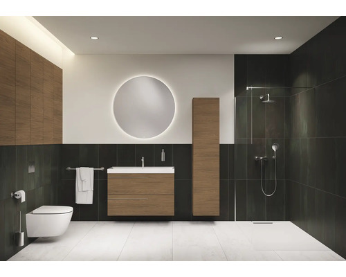 Moderne badkamer met wastafel, spiegel, toilet en douche