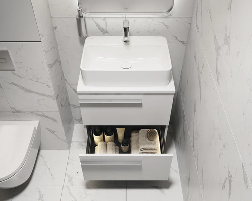 Badkamer wastafel met open onderkast, kraan, spiegel en handdoeken