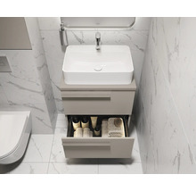 Badkamer met wastafel, onderkast met lade en toilet