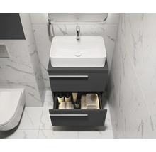 Moderne badkamer met wastafelonderkast, waskom en open lade