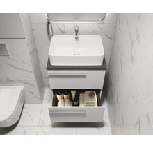 Wastafel met onderkast en open lade in de badkamer