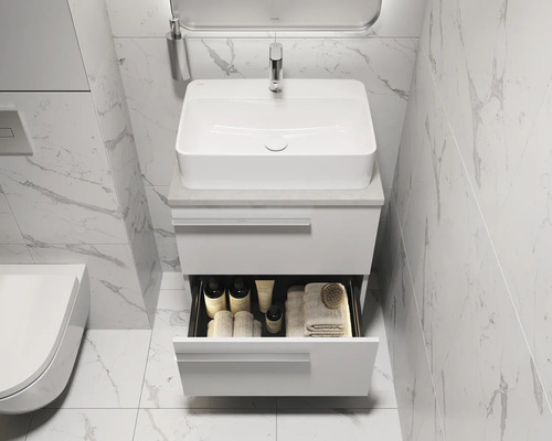 Badkamer met witte wastafel, waskom en open lade-element voor het opbergen van badkamerbenodigdheden