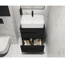 Moderne badkamer met zwarte wastafelonderkast, witte opzetwastafel en open lade