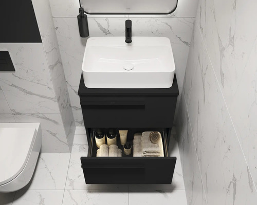 Moderne badkamer met zwarte wastafelonderkast, witte opzetwastafel en open lade