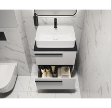 Moderne badkamer met wastafelonderkast, wastafel, lade en kraan