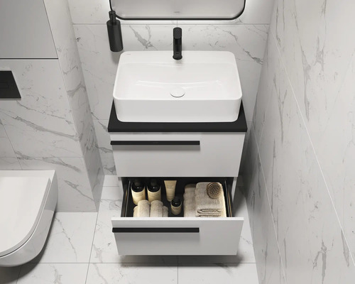 Moderne badkamer met wastafelonderkast, wastafel, lade en kraan