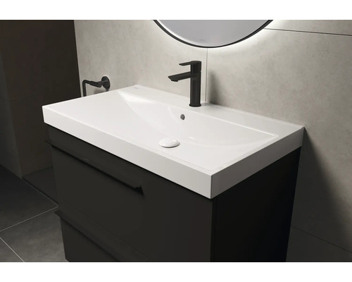 Wastafelmeubel met kraan in de badkamer