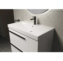 Wastafelonderkast met wastafel en kraan in badkamer