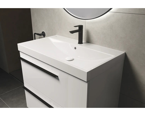 Wastafelonderkast met wastafel en kraan in badkamer