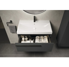 Wastafelmeubel met open lade, handdoeken en cosmetica in een moderne badkamer