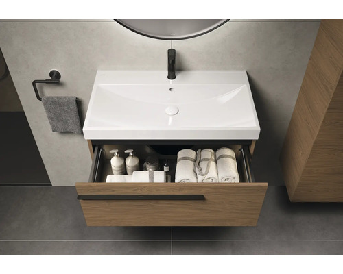 Moderne badkamer met wastafelonderkast, open lade en handdoeken