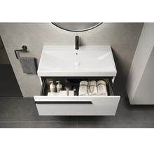 Wastafelonderkast met open lade, handdoeken en verzorgingsproducten in de moderne badkamer