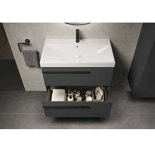 Wastafelonderkast met open lade, handdoeken en badkamerartikelen