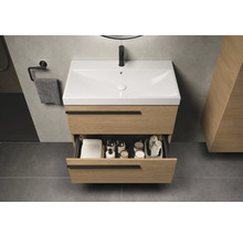 Houten wastafelonderkast met open lade in de badkamer