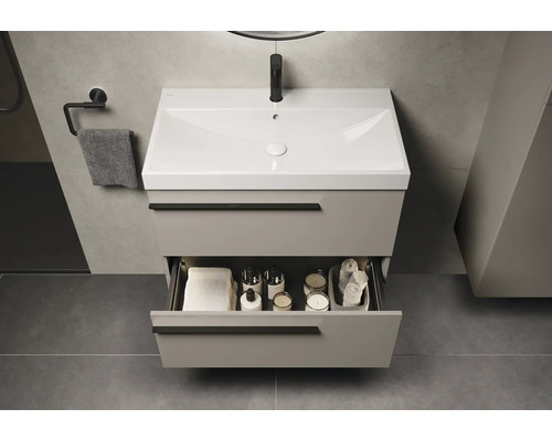 Badkamer met wastafelonderkast, wastafel, handdoekhouder en open lade