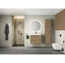 Lichte badkamer met douche, wastafel met spiegel, kast en toilet