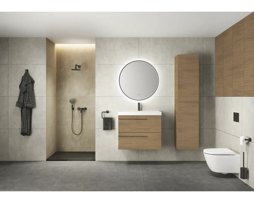 Lichte badkamer met douche, wastafel met spiegel, kast en toilet