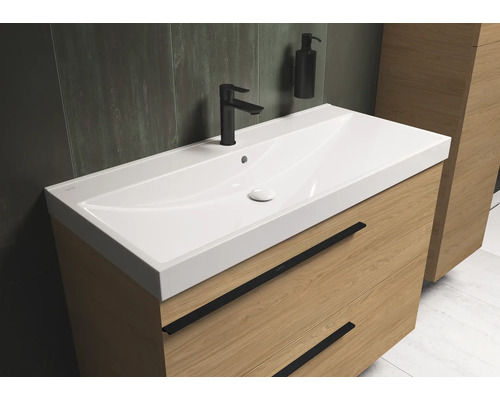 Wastafelmeubel met onderkast en kraan in de badkamer