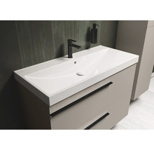 Wastafel met onderkast, kraan en zeepdispenser in de badkamer