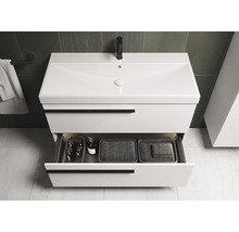 Witte wastafel met open lade in de badkamer