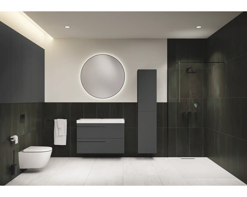 Moderne badkamer met wastafel, spiegelkast, toilet en douche