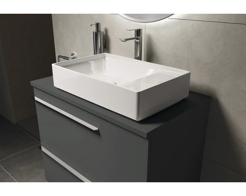 Badkamer met opzetwastafel, wastafelonderkast en kraan