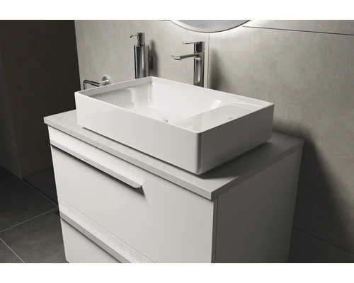 Wastafelmeubel met opzetwastafel, kraan en dispenser in badkamer