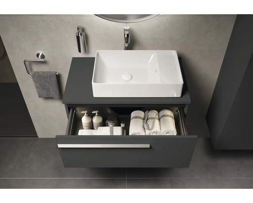 Moderne badkamer met wastafel, onderkast met lade, handdoeken en badkamerbenodigdheden