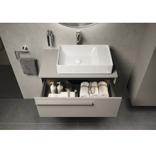 Moderne badkamer met wastafel, open lade-element en badkamerbenodigdheden