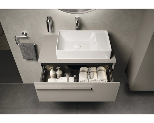 Moderne badkamer met wastafel, open lade-element en badkamerbenodigdheden