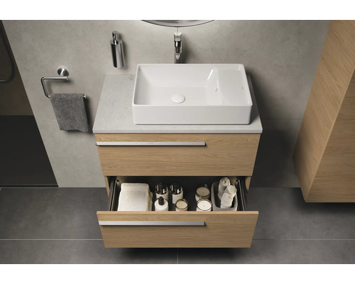 Moderne badkamer met wastafelonderkast, opzetwastafel en open lade